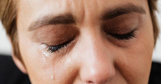 女性哭泣可降低男人攻擊性？ 研究表明「淚水」含有特殊化學物質