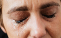 女性哭泣可降低男人攻擊性？ 研究表明「淚水」含有特殊化學物質