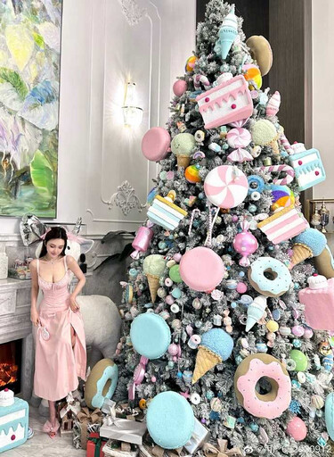 周揚青曬自家「糖果風」耶誕樹 比她高兩倍網友狂討論：到底多有錢？