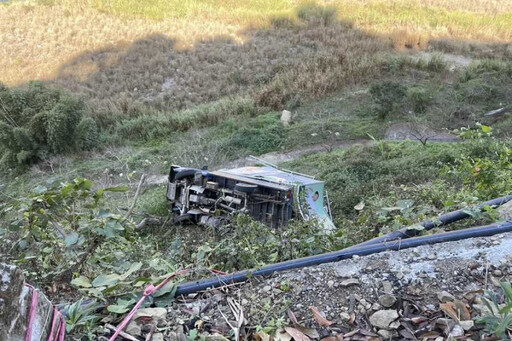民進黨立委宣傳車爆意外 會車不慎滑落邊坡墜大甲溪谷