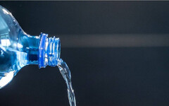 知名瓶裝水「塑膠微粒」比預估多百倍！ 專家：90%奈米塑膠恐滲透器官