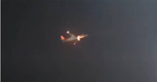 德威航空122人客機降落一半「被鳥撞」 引擎突火花四射被迫放棄降落