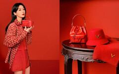 龍年迎好運當然就穿「紅色」！VALENTINO 2024新春紅韻系列以品牌標誌性的紅色美學，讓妳新的一年鴻運當頭！