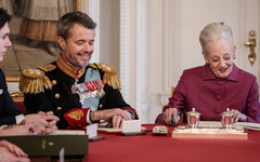 83歲丹麥女王宣布退位 55歲王儲繼任王位…10萬民眾見證