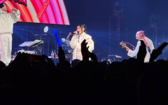 YOASOBI台灣開唱高舉珍奶 演唱神曲〈Idol〉全場陷瘋狂
