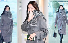 宋慧喬被捕捉在仁川機場大素顏，巧妙用最新花式圍巾綁法半遮臉，原來這是韓國藝人最新流行圍巾潮搭太時髦！