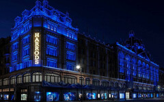 倫敦必逛景點:Harrods百貨騎士藍夜景模式無敵美！限時一個月的Burberry沉浸式世界太值得朝聖！