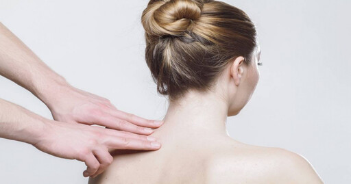 46歲女「肩頸按摩」完出現肩頸劇痛、視力模糊 醫：不當按摩險中風