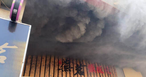 台中鐵板燒開工日驚傳氣爆 濃煙亂竄加巨響目擊民眾嚇傻：像地震