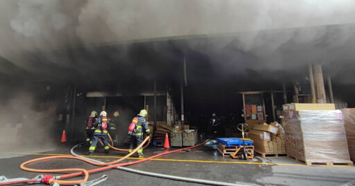 東南科大對面工廠火警 連棟式倉庫起火「囤大量紙張助燃」濃煙密布