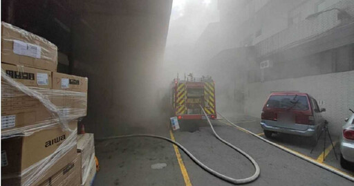 東南科大對面工廠火警 連棟式倉庫起火「囤大量紙張助燃」濃煙密布
