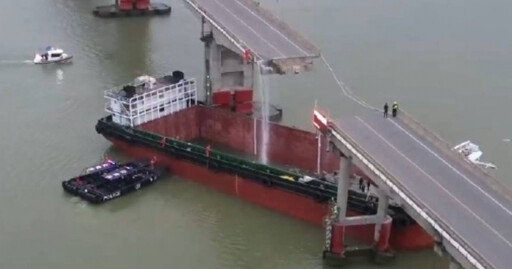 廣州瀝心沙大橋遭貨櫃船「撞斷」！ 車輛落水…傷亡狀況不明