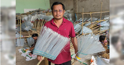 柬埔寨廢棄物再利用 金邊工廠老闆將「40萬噸塑膠瓶」製成掃帚