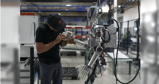 人形機器人成AI新戰場？ 外媒：特斯拉第二代Optimus「步行更流暢」