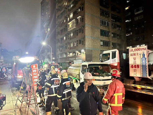 三重公寓傾斜「疏散26戶44人」 小吃店闆娘目擊：碰一聲地板裂開