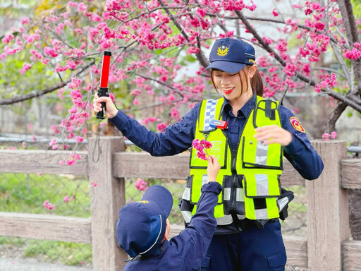 櫻花季賞櫻配正妹女警 民眾到現場失望問人呢？