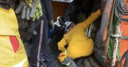 高雄化工廠驚傳工安意外 工人疑遭油泥塊重壓受困警消搶救中