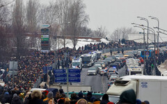 慘死極地監獄！納瓦爾尼支持者參加葬禮緬懷 16城市有67人遭俄警逮捕