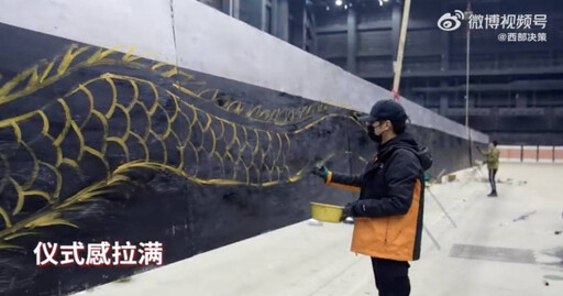夠氣派！中國網紅製作「40米大刀」給朋友切蛋糕 網：超拉風