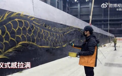 夠氣派！中國網紅製作「40米大刀」給朋友切蛋糕 網：超拉風