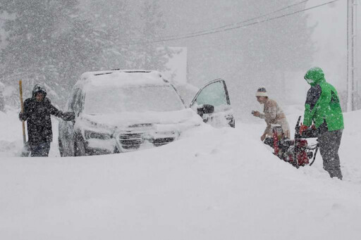 暴風雪嚴重肆虐「積雪達2.2公尺」 加州州際公路被迫關閉