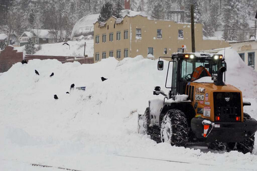 暴風雪嚴重肆虐「積雪達2.2公尺」 加州州際公路被迫關閉