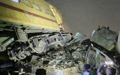 印度火車對撞釀14死 超扯肇事原因出爐「駕駛分心看球賽」