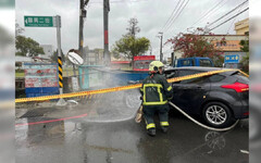 竹北2車事故撞破瓦斯管線 駕駛無礙消防急派車灑水警戒
