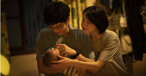 曹佑寧第一次「升格人父」 緊張抱起小嫩嬰：香香的