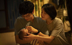 曹佑寧第一次「升格人父」 緊張抱起小嫩嬰：香香的