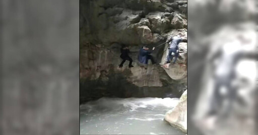 張家界遊客徒手攀岩險落水 工作人員：有安全員「一般不會掉下去」
