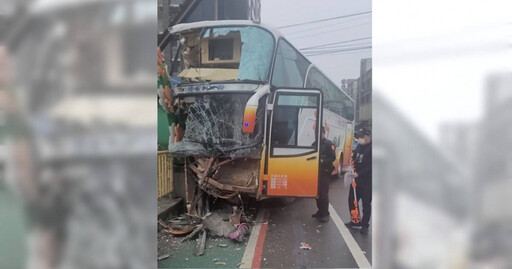 快訊／竹東高中校車撞護欄！「玻璃全碎」車頭變形 多名學生急送醫