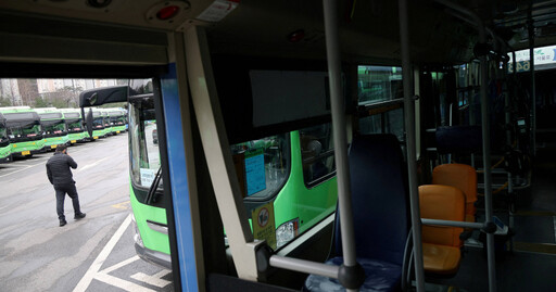 嫌月薪550萬太少…首爾公車司機大罷工「7210輛停駛」 通勤族趕地鐵擠爆