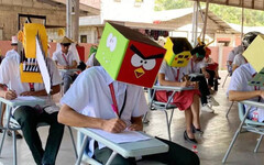 菲律賓大學「防作弊帽」進化了！ 憤怒鳥、皮卡丘與電鋸人同場考試