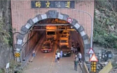 錦文隧道地震過8小時「卡一堆人」 20車41人全救出 8人受困中橫便道傍晚全數獲救