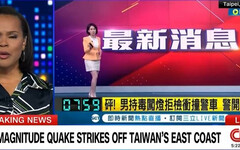 地震棚內板子掉落…主播站不穩仍冷靜播報 畫面上《CNN》