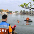 台南安平林默娘公園水域驚見黑車墜海 女子救起時已失去生命跡象