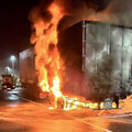國道3號西湖服務區驚見火燒貨櫃車！ 貨物因灌救滅火陷入泡湯危機