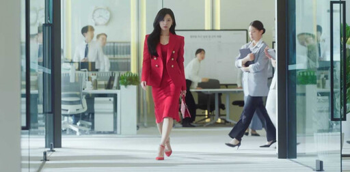 韓劇《淚之女王》只輸《愛的迫降》成為韓劇史上最高收視第2名！女主角金智媛這段實在太催淚，財閥之女真的不好當啊！