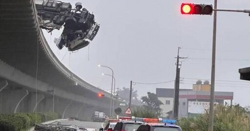 驚魂一幕！聯結車頭衝破護欄懸掛高空 駕駛從10米高架摔落命危