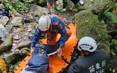 台北一家4口遊南庄連車帶人墜50米深坡 釀1重傷3輕傷送醫