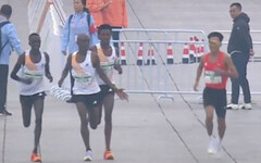 半馬變伴程？北京馬拉松遭疑造假 3非洲選手「護送」陸選手奪冠