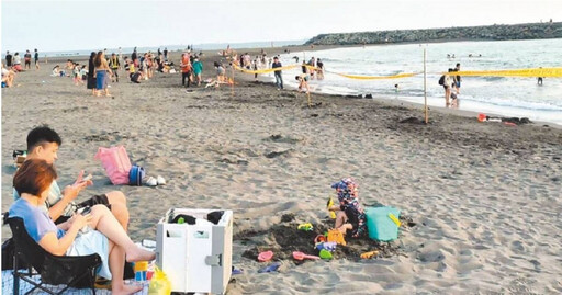 旗津沙灘油汙塊「二度登場」禁下水 議員質疑事發10日仍未找到汙染來源