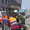 恐怖！澎湖2機車擦撞 「男騎士遭鐵條插腳掌」警消急救援