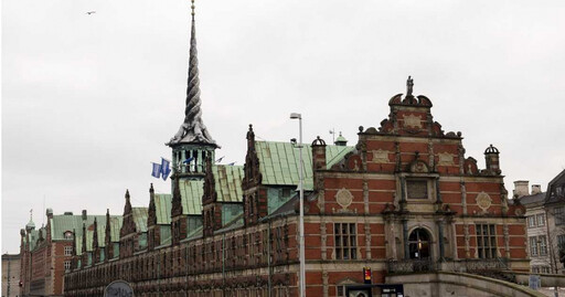 丹麥版「聖母院時刻」 400年歷史證交所遭祝融 4龍纏尾尖塔倒塌