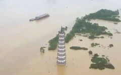 暴雨襲擊！廣東「百年一遇」洪水肆虐 文峰塔孤懸水中、江南村變水下迷宮