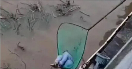 陸洪水民眾攜漁網撈魚 竟撈到落水昏迷孩童
