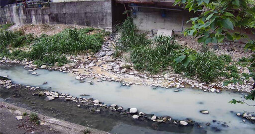 龜山溪水受汙染！化學公司涉嫌偷排「強鹼」省1.4億 無良業者下場曝
