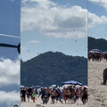 巴西女網紅搭直升機「海灘上大撒幣」 整包現金灑落空中遊客超嗨