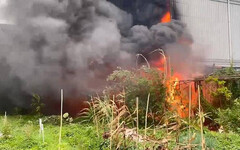 宜蘭壯圍穀倉大火！濃煙直竄天際 消防局機器人首度出水救援